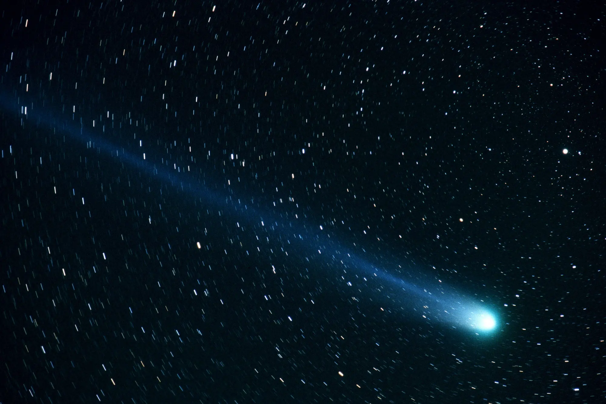 cometa en el cielo estrellado